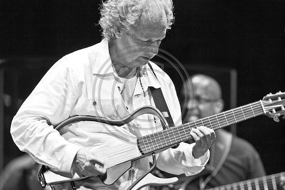 5021_DG_JAZZ_ROOTS_GUITAR VIRUOSOS_Concert_Adrienne_Arsh_Center_ZV4N0098