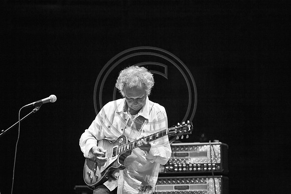 5021_DG_JAZZ_ROOTS_GUITAR VIRUOSOS_Concert_Adrienne_Arsh_CenterZV4N9948