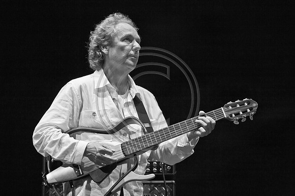 5021_DG_JAZZ_ROOTS_GUITAR VIRUOSOS_Concert_Adrienne_Arsh_Center_ZV4N9733