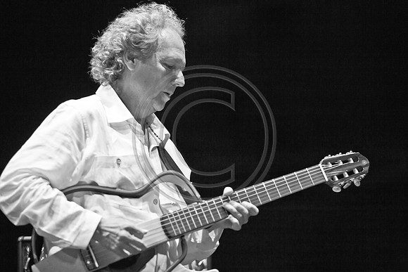 5021_DG_JAZZ_ROOTS_GUITAR VIRUOSOS_Concert_Adrienne_Arsh_CenterZV4N9627