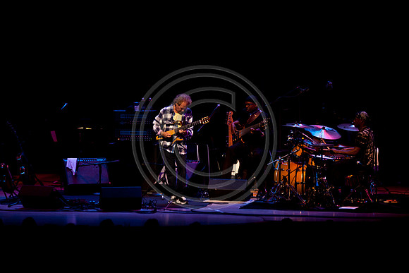 5021_DG_JAZZ_ROOTS_GUITAR VIRUOSOS_Concert_Adrienne_Arsh_CenterVA0M6744