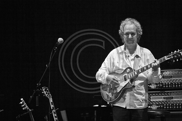 5021_DG_JAZZ_ROOTS_GUITAR VIRUOSOS_Concert_Adrienne_Arsh_CenterZV4N9903