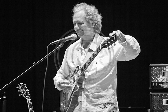 5021_DG_JAZZ_ROOTS_GUITAR VIRUOSOS_Concert_Adrienne_Arsh_Center_VA0M6594
