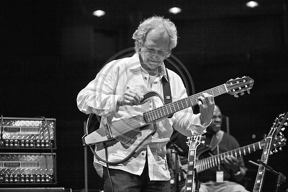 5021_DG_JAZZ_ROOTS_GUITAR VIRUOSOS_Concert_Adrienne_Arsh_Center_ZV4N9490