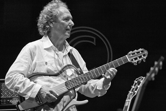 5021_DG_JAZZ_ROOTS_GUITAR VIRUOSOS_Concert_Adrienne_Arsh_CenterZV4N9683