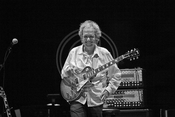 5021_DG_JAZZ_ROOTS_GUITAR VIRUOSOS_Concert_Adrienne_Arsh_Center_ZV4N9894