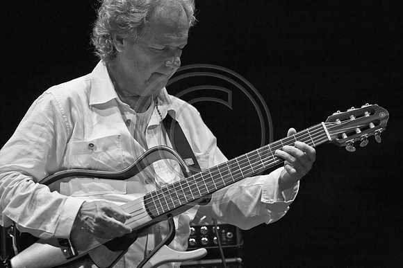 5021_DG_JAZZ_ROOTS_GUITAR VIRUOSOS_Concert_Adrienne_Arsh_CenterZV4N9753