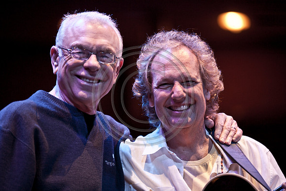 5021_DG_JAZZ_ROOTS_GUITAR VIRUOSOS_Concert_Adrienne_Arsh_CenterZV4N9391