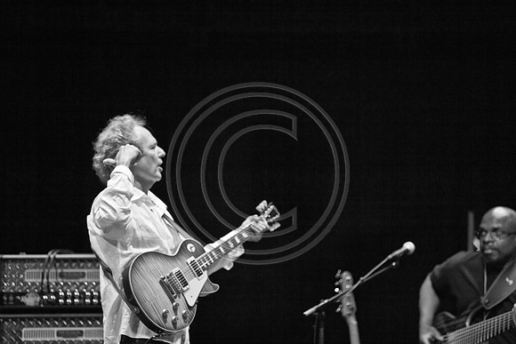 5021_DG_JAZZ_ROOTS_GUITAR VIRUOSOS_Concert_Adrienne_Arsh_CenterZV4N9955