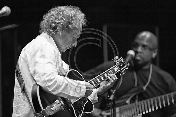 5021_DG_JAZZ_ROOTS_GUITAR VIRUOSOS_Concert_Adrienne_Arsh_Center_ZV4N0062