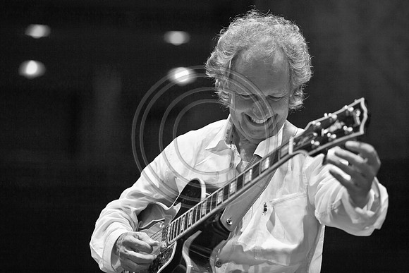 5021_DG_JAZZ_ROOTS_GUITAR VIRUOSOS_Concert_Adrienne_Arsh_Center_ZV4N9434