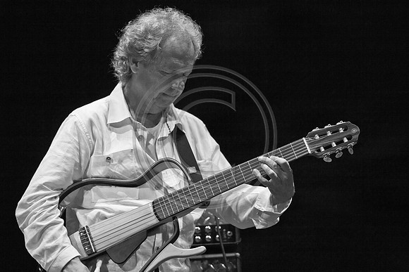 5021_DG_JAZZ_ROOTS_GUITAR VIRUOSOS_Concert_Adrienne_Arsh_Center_ZV4N9755