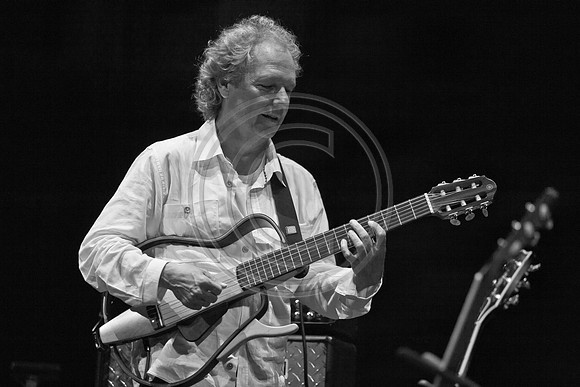 5021_DG_JAZZ_ROOTS_GUITAR VIRUOSOS_Concert_Adrienne_Arsh_Center_ZV4N9706