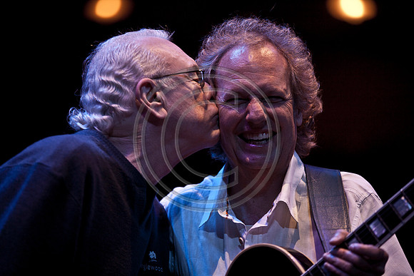 5021_DG_JAZZ_ROOTS_GUITAR VIRUOSOS_Concert_Adrienne_Arsh_CenterZV4N9397