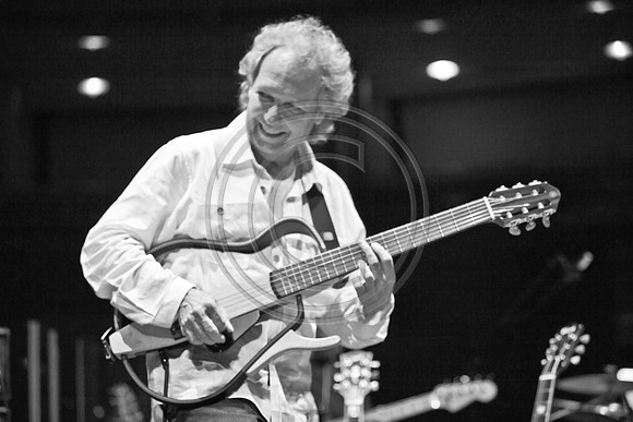 5021_DG_JAZZ_ROOTS_GUITAR VIRUOSOS_Concert_Adrienne_Arsh_CenterZV4N9579
